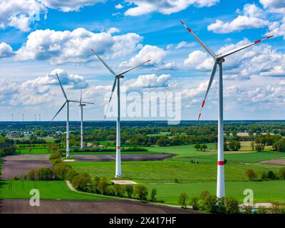 Parc éolien, éolienne, éoliennes du fabricant Enercon, devant et Nordex, derrière le ciel bleu avec de nombreux nuages blancs, près de Schermbeck NRW Banque D'Images