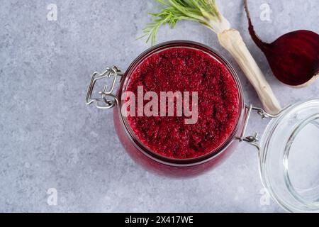 Sauce crémeuse au raifort avec betteraves en pot sur fond gris. Apéritif, condiment ou garniture. Nourriture végétalienne saine. vue de dessus Banque D'Images