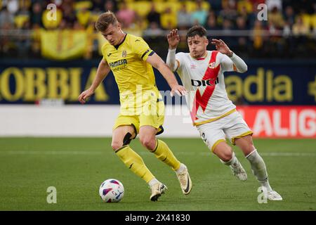 Villarreal, Espagne. 29 avril 2024. VILLARREAL, ESPAGNE - AVRIL 28 : Alexander Sorloth Centre-attaquant de Villarreal CF concourt pour le ballon avec Andrei Ratiu, arrière droit du Rayo Vallecano lors du match LaLiga EA Spots entre Villarreal CF et Rayo Vallecano à l'Estadio de la Ceramica, le 28 avril 2024 à Villarreal, Espagne. (Photo de Jose Torres/photo Players images) crédit : Magara Press SL/Alamy Live News Banque D'Images