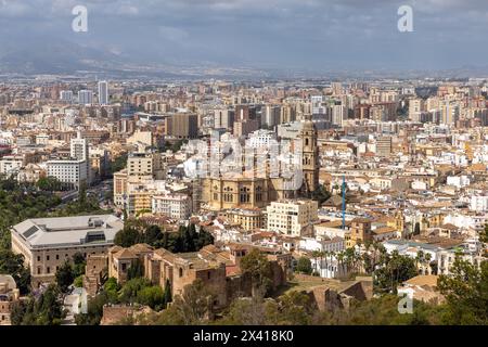 Vue aérienne de la ville espagnole de Malaga par une chaude journée de printemps Banque D'Images