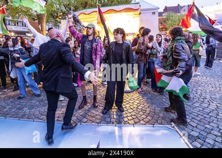 Maastricht, pays-Bas. 29 avril 2024. MAASTRICHT - manifestants après le débat de Maastricht. Dans Theater aan het Vrijthof, les chefs de parti du Parlement européen discutent entre eux à l'approche des élections européennes. ANP MARCEL VAN HOORN pays-bas Out - belgique Out crédit : ANP/Alamy Live News Banque D'Images