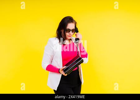 Photo de dame dode parlant téléphone rétro espace vide isolé fond de couleur jaune Banque D'Images