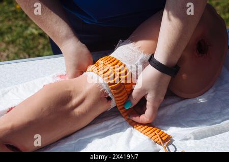 Medic applique un garrot au bras. Formation médicale. Banque D'Images