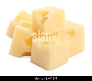 Cubes de délicieux fromage isolé sur blanc Banque D'Images