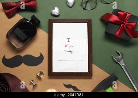 Célébration de la fête des pères. Cadre photo avec phrase I Love You Daddy, boîte cadeau et accessoires hommes sur fond de couleur, pose à plat Banque D'Images
