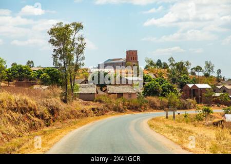 Région d'Antsirabe, Madagascar. 20 octobre 2023. Routes de Madagascar. Chemin d'Antsirabe à travers de petits villages, maisons le long de la route, bétail, rizières, Banque D'Images