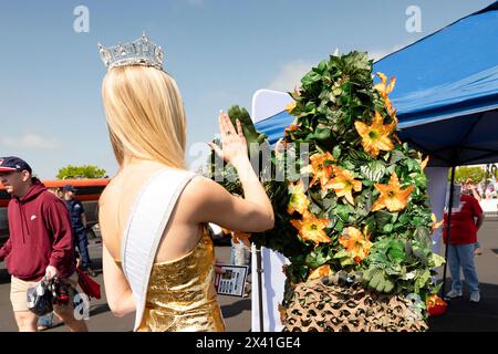 Douvres, États-Unis d'Amérique. 28 avril 2024. Douvres, États-Unis d'Amérique. 28 avril 2024. US Air Force 2nd Lt. Madison Marsh, Miss America 2024, High Fives with Miles the Monoster avant la course NASCAR Würth 400 au Dover Motor Speedway, le 28 avril 2024 à Dover, Delaware. Marsh, diplômée de l'US Air Force Academy âgée de 22 ans, est le premier officier militaire en service actif à détenir la couronne en tant que Miss Amérique. Crédit : Miriam Thurber/U.S. Air Force photo/Alamy Live News Banque D'Images