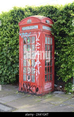 Cabine téléphonique couverte de graffitis sur Lyndhurst Way Banque D'Images