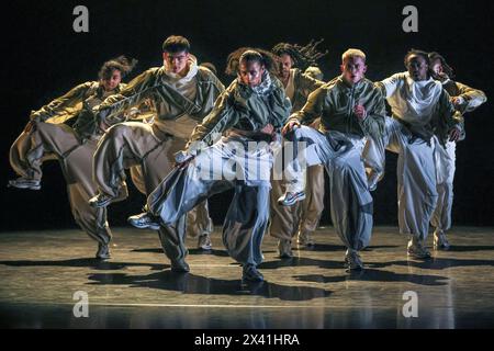 Londres, Royaume-Uni. 29 avril 2024. La compagnie de danse hip hop Boy Blue présente la première mondiale de cycles au Barbican Theatre de Londres. Neuf danseurs apparaissent dans une chorégraphie de Kenrick 'H20' Sandy. Crédit : Imageplotter/Alamy Live News Banque D'Images