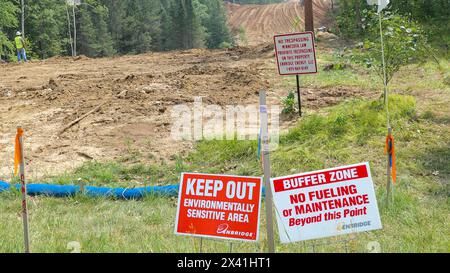 CASS CO, MN - 6 août 2021 : panneaux d'avertissement « Keep Out » et « interdit d'intrusion » sur le site de construction de l'oléoduc Enbridge Line 3, dans le Minnesota. Banque D'Images