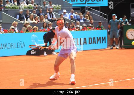 Madrid, Espagne. 29 avril 2024 : Madrid, Espagne : Rafa Nadal revient à Pedro Cachinl lors du Mutua Madrid Open à la Caja Mágica, Madrid le lundi 29 avril 2024. Crédit : action plus Sports images/Alamy Live News Banque D'Images