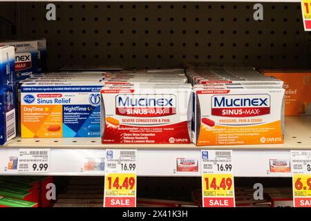 Boîtes de sinus relief, de jour comme de nuit, ainsi que des boîtes de Mucinex pour la congestion sévère et la douleur assis sur une étagère dans un marché. ÉTATS-UNIS. Banque D'Images