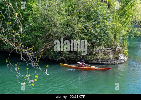 France. Val de Marne. Champigny sur Marne. Canoë sur la Marne. Îlot d'arrosage Banque D'Images
