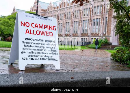 Seattle, États-Unis. 29 avril 2024, Seattle, Washington, États-Unis : un panneau indique ''aucun camping autorisé'' avant que des militants n'installent un campement de protestation pro-palestinien sur le campus de l'Université de Washington à Seattle, Washington, États-Unis, sur Mon., avril 29, 2024. les activistes veulent que l'université cède aux entreprises israéliennes. L'université a placé des pancartes avant la manifestation disant ''aucun camping autorisé'', mais aucune police n'était visible pendant le rassemblement des étudiants. Crédit : ZUMA Press, Inc/Alamy Live News Banque D'Images