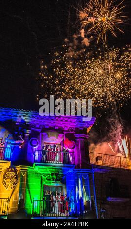 Espagne, Rioja, Journées médiévales de Briones (un festival déclaré d'intérêt touristique national), spectacle de son et lumière historique et feux d'artifice sur le th Banque D'Images