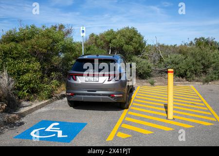 Véhicule Hyundai Tucson 2023 dans une baie d'espace de stationnement de voiture handicapée qui prend en charge l'accès des conducteurs handicapés au sentier de boucle de North Head, Sydney, Nouvelle-Galles du Sud, Australie Banque D'Images