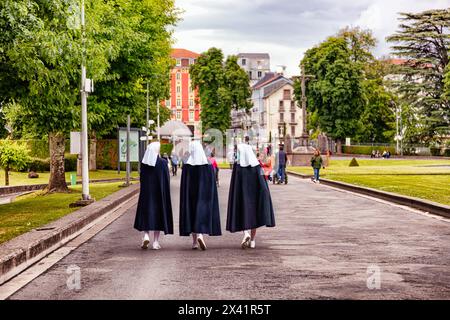 LOURDES - 15 juin 2019 : Avis de religieuses sur le bas de la basilique Notre-Dame du Rosaire à Lourdes, France Banque D'Images