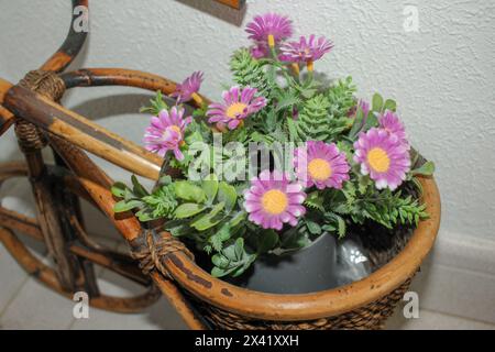 fleurs en plastique dans un pot de fleurs comme ornement Banque D'Images