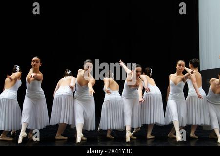 Gijon, Espagne. 28 avril 2024. Association professionnelle de danse des Asturies. Chorégraphie conjointe et salle de classe ouverte avec Álvaro Rodríguez Piñera pour célébrer la Journée internationale de la danse à Gijon (photo de Mercedes Menendez/Pacific Press) crédit : Pacific Press Media production Corp./Alamy Live News Banque D'Images