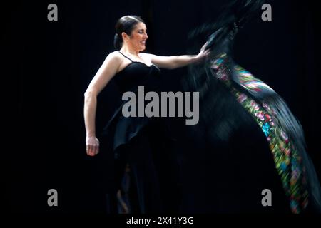 Gijon, Espagne. 28 avril 2024. Association professionnelle de danse des Asturies. Chorégraphie conjointe et salle de classe ouverte avec Álvaro Rodríguez Piñera pour célébrer la Journée internationale de la danse à Gijon (photo de Mercedes Menendez/Pacific Press) crédit : Pacific Press Media production Corp./Alamy Live News Banque D'Images