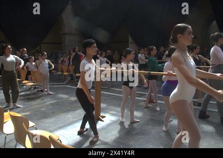 Gijon, Espagne. 28 avril 2024. Association professionnelle de danse des Asturies. Chorégraphie conjointe et salle de classe ouverte avec Álvaro Rodríguez Piñera pour célébrer la Journée internationale de la danse à Gijon (photo de Mercedes Menendez/Pacific Press) crédit : Pacific Press Media production Corp./Alamy Live News Banque D'Images