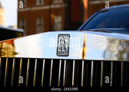 Londres, Royaume-Uni - 22 mars 2024 ; emblème de voiture emblématique sur le devant d'une voiture de luxe Rolls Royce Banque D'Images