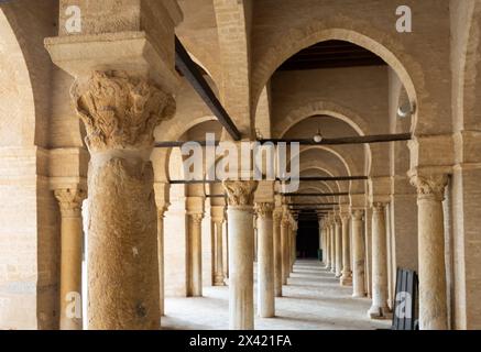 Couloir avec colonnade voûtée dans la mosquée d'Uqba à Kairouan Banque D'Images