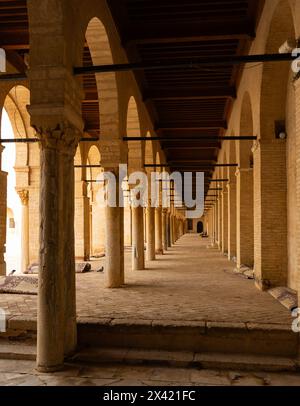 Couloir avec colonnade voûtée dans la mosquée d'Uqba à Kairouan Banque D'Images