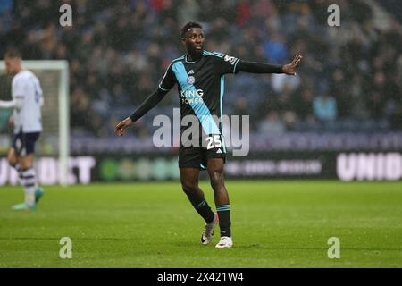 Deepdale, Preston le lundi 29 avril 2024. Wilfred Ndidi de Leicester City fait des gestes lors du match du Sky Bet Championship entre Preston North End et Leicester City à Deepdale, Preston le lundi 29 avril 2024. (Photo : James Holyoak | mi News) crédit : MI News & Sport /Alamy Live News Banque D'Images