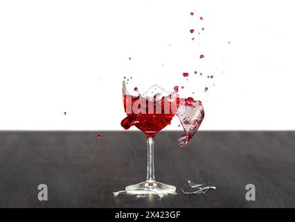 Destruction d'un verre de vin rouge sur la table Banque D'Images