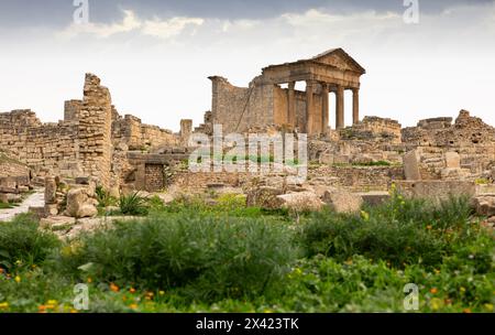 Vue du Capitole dans le site archéologique de Dougga au nord-ouest de la Tunisie Banque D'Images