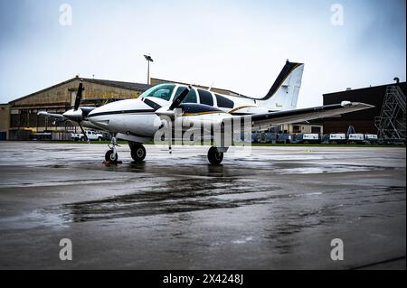 Des pilotes locaux assistent au vol d'évitement de collision en milieu aérien de la 305e Escadre de mobilité aérienne à la base interarmées McGuire-dix-Lakehurst, New Jersey, le 20 avril 2024. Le programme MACA est conçu pour assurer que les pratiques de sécurité sont observées entre les pilotes militaires et civils qui partagent un espace aérien commun. Banque D'Images