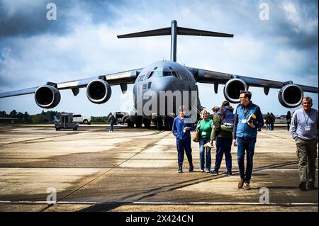 Des pilotes locaux assistent au vol d'évitement de collision en milieu aérien de la 305e Escadre de mobilité aérienne à la base interarmées McGuire-dix-Lakehurst, New Jersey, le 20 avril 2024. Le programme MACA est conçu pour assurer que les pratiques de sécurité sont observées entre les pilotes militaires et civils qui partagent un espace aérien commun. Banque D'Images