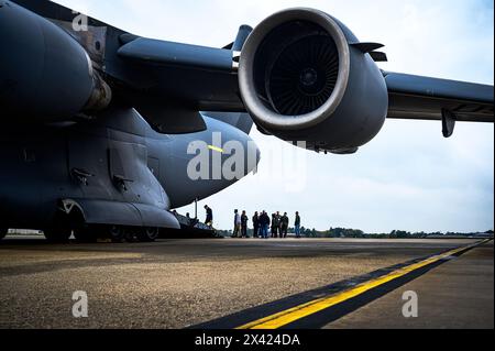 Des pilotes locaux assistent au vol d'évitement de collision en milieu aérien de la 305e Escadre de mobilité aérienne à la base interarmées McGuire-dix-Lakehurst, New Jersey, le 20 avril 2024. Le programme MACA est conçu pour assurer que les pratiques de sécurité sont observées entre les pilotes militaires et civils qui partagent un espace aérien commun. Banque D'Images