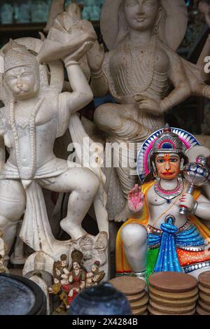 Magasinez à Varanasi, en Inde, avec des statues de dieux et de déesses, dont l'une est peinte. Banque D'Images