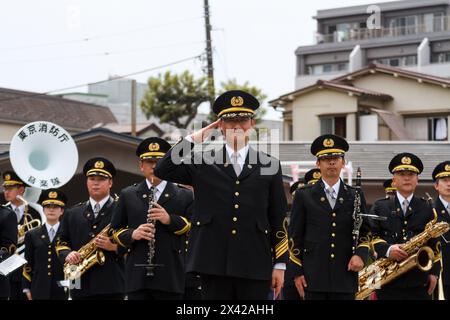 Tokyo, Japon. 29 avril 2024. Tokyo Fire Department Band a donné une performance musicale et de danse pendant le mémorial matsuri du pompier d'Edo, temple Yutenjoi, Meguro. Les pompiers de Tokyo et les membres du groupe de préservation culturelle des pompiers d'Edo organisent des expositions en l'honneur des pompiers morts pendant les périodes Edo et Showa. (Photo Damon Coulter/SOPA images/SIPA USA) crédit : Sipa USA/Alamy Live News Banque D'Images