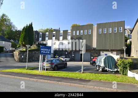 Poste de police gallois (Heddlu) – Dolgellau, Gwynedd, pays de Galles, Royaume-Uni – 20 avril 2024 Banque D'Images