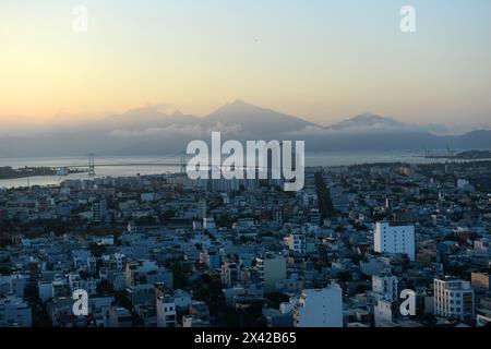 Vue sur la ville avec le pont Thuan Phuoc à Da Nang, Vietnam. Banque D'Images