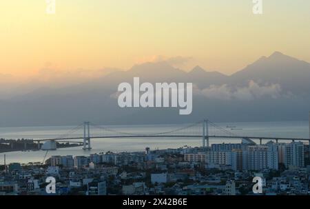 Vue sur la ville avec le pont Thuan Phuoc à Da Nang, Vietnam. Banque D'Images