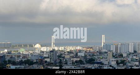 Vue sur la ville avec le pont Thuan Phuoc à Da Nang, Vietnam. Banque D'Images