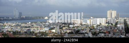 Vue sur la ville avec le pont Thuan Phuoc à Da Nang, Vietnam. Banque D'Images