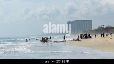 Pêcheurs vietnamiens tirant un grand filet de pêche de la plage de Da Nang, Vietnam. Banque D'Images