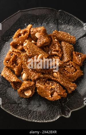 Vue d'une assiette de shebaquia, sucré typique du mois de Ramadan au Maroc Banque D'Images