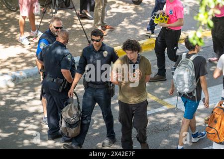 Austin, Texas, États-Unis, 29 avril 2024 : la police arrête un manifestant pro-palestinien alors que l'Université du Texas à Austin est secouée par des manifestations pour une troisième journée consécutive. Des dizaines d'étudiants et de sympathisants ont été arrêtés alors qu'ils tentaient d'ériger une ville de tentes près du bâtiment administratif principal. Crédit : Bob Daemmrich/Alamy Live News Banque D'Images