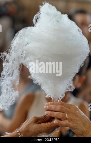 Barbe à papa, fil de bonbon et fil de fée ont survolé lors d'un événement social pour les enfants. il est fabriqué à partir de sucre à la machine. Banque D'Images