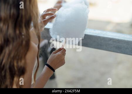 Barbe à papa, fil de bonbon et fil de fée ont survolé lors d'un événement social pour les enfants. il est fabriqué à partir de sucre à la machine. Banque D'Images