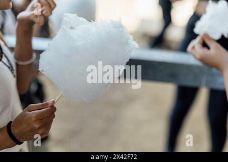 Barbe à papa, fil de bonbon et fil de fée ont survolé lors d'un événement social pour les enfants. il est fabriqué à partir de sucre à la machine. Banque D'Images