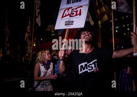 Buenos Aires, Buenos Aires, Argentine. 30 avril 2024. Les partis de gauche se sont mobilisés devant le Congrès national à Buenos Aires pour rejeter la nouvelle loi sur les bases discutée lors d'une session spéciale de la Chambre des députés. La loi de base comprend une réforme du travail, l'élimination du moratoire sur les retraites, les pouvoirs délégués qui permettent à Milei d'éliminer les organisations publiques, et la privatisation des entreprises publiques. (Crédit image : © Daniella Fernandez Realin/ZUMA Press Wire) USAGE ÉDITORIAL SEULEMENT! Non destiné à UN USAGE commercial ! Crédit : ZUMA Press, Inc/Alamy Live News Banque D'Images