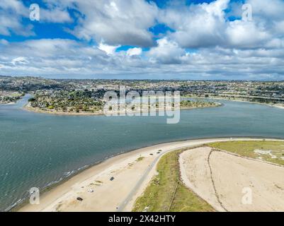 Vue aérienne de la réserve naturelle de Fiesta Island au coeur de San Diego avec vue sur Bay Park Banque D'Images