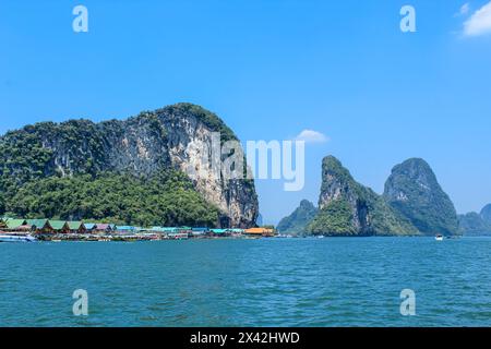 La colonie de Koh Panyee construite sur pilotis de la baie de Phang Nga, en Thaïlande. Le village des gitans de la mer d'Indonésie Banque D'Images